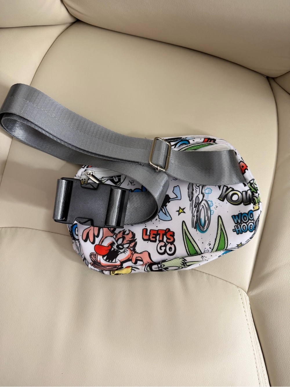 NWOT LOONEY TUNES EXCLUSIVE BELT BAG - Picture 3 of 3